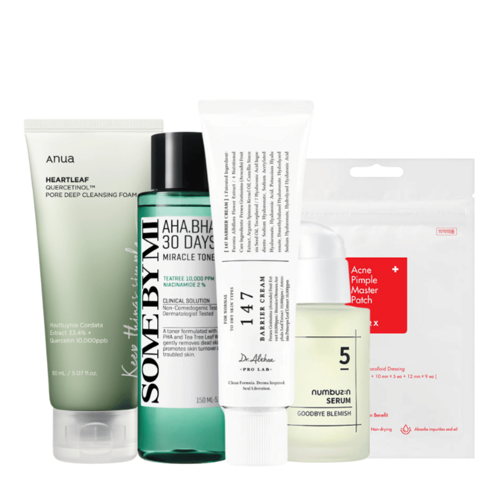
Una collezione di prodotti per la cura della pelle progettati per combattere imperfezioni e acne. Il set include Anua Heartleaf Quercetin+ Pore Deep Cleansing Foam, SOME BY MI AHA.BHA.PHA 30 Days Miracle Toner, Dr. Althea Pro Lab 5 Numbuzin Serum, e Acne Pimple Master Patch. Questi prodotti sono appositamente formulati per lenire, chiarire e trattare la pelle problematica, nonché per ridurre efficacemente la visibilità di brufoli e pori.