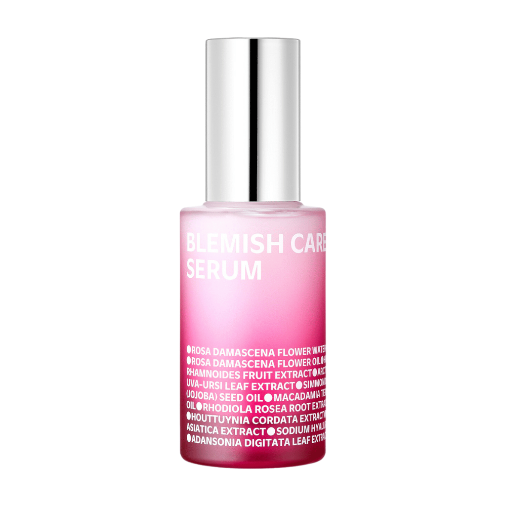 Una singola bottiglia di Blemish Care Serum con un design rosa sfumato e tappo argentato, posizionata su uno sfondo bianco. Il testo sulla bottiglia elenca ingredienti come acqua di rose, oli e estratti, stampato in bianco sul davanti.