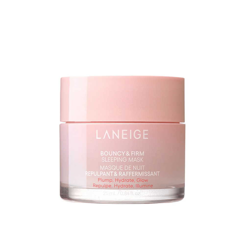Laneige Bouncy & Firm Sleeping Mask in un barattolo di vetro rosa con un coperchio abbinato. Il prodotto, che contiene 25 ml, è progettato per dare volume, idratazione e luminosità durante la notte. Il testo sul barattolo include "Plump, Hydrate, Glow."