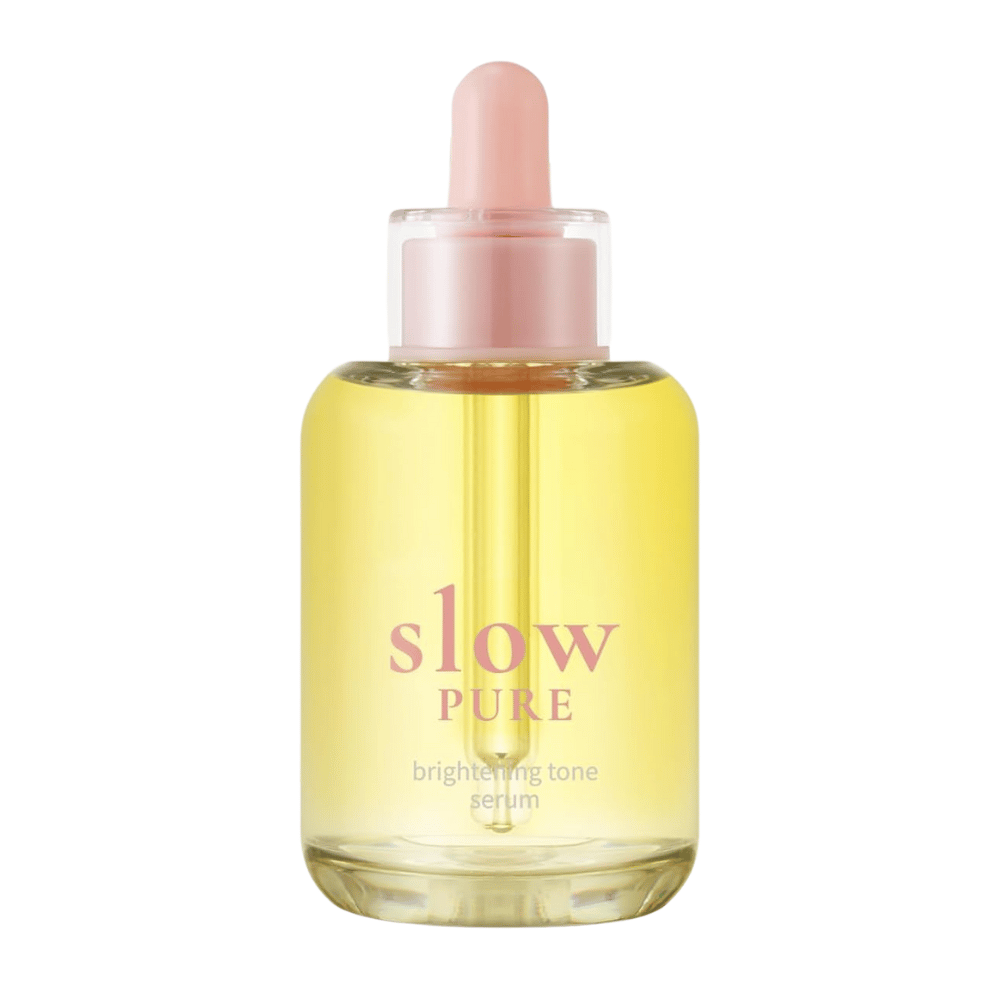 Slow Pure Brightening Tone Serum in bottiglia di vetro trasparente con pipetta, riempita con siero giallo luminoso.