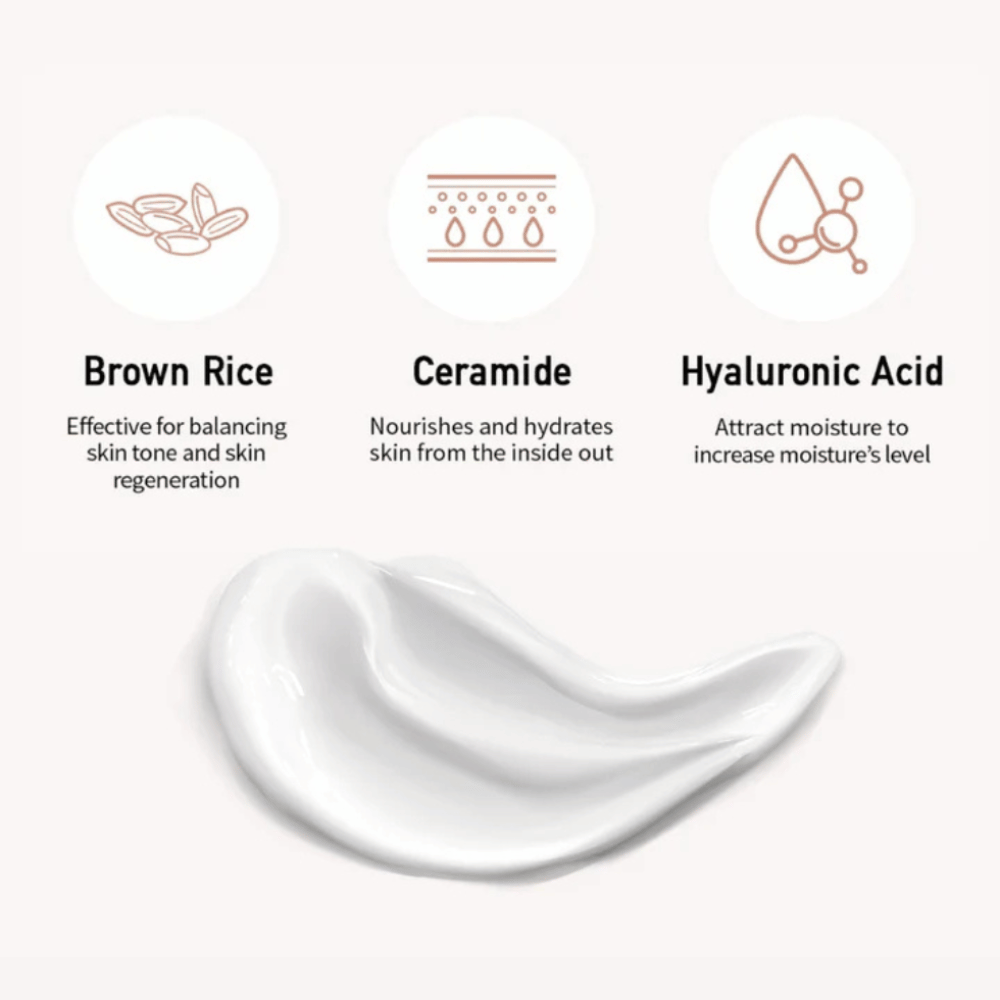 Primo piano della formula della crema solare insieme a illustrazioni e spiegazioni di tre ingredienti chiave: riso bruno per un tono di pelle uniforme, ceramidi per nutrimento e acido ialuronico per idratazione.