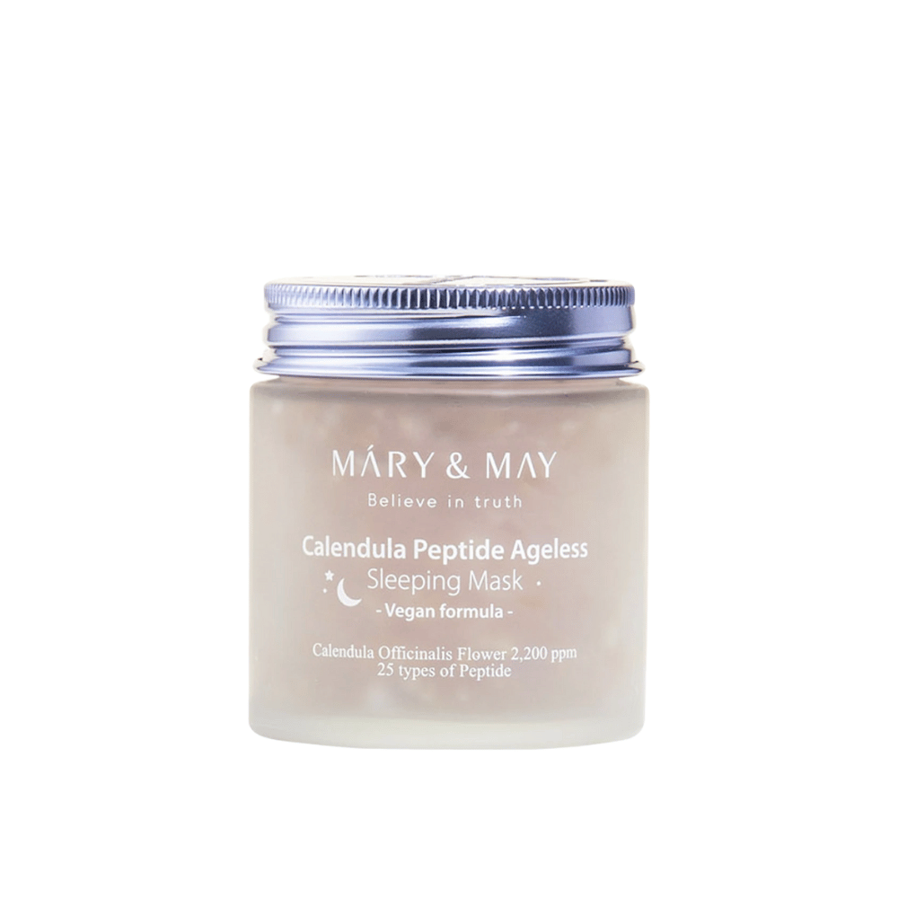 Un barattolo di MARY & MAY Calendula Peptide Ageless Sleeping Mask. Il barattolo ha un coperchio argentato e un'etichetta con il testo "Calendula Peptide Ageless Sleeping Mask" e "Formula vegana". Il prodotto contiene calendula e peptidi per dare alla pelle un aspetto giovanile durante la notte.