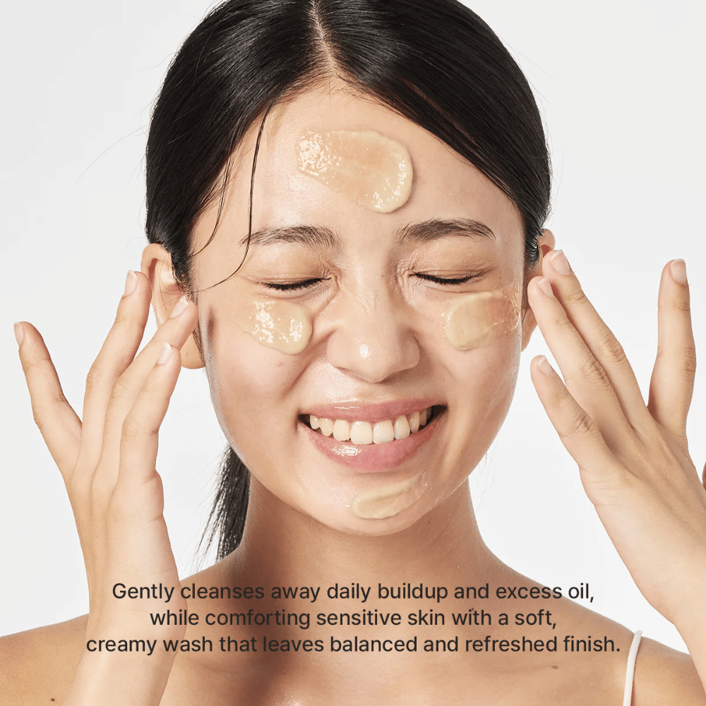 Donna applica Arencia Calendula Rice Mochi Cleanser – detergente coreano delicato che rimuove olio e impurità mentre la pelle appare fresca ed equilibrata.