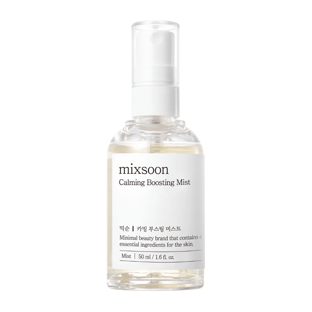 Un flacone spray trasparente con Mixsoon Calming Boosting Mist. La bottiglia è etichettata con un'etichetta semplice e bianca che mostra il nome del prodotto e descrive il contenuto come ingredienti essenziali per la pelle, in uno stile minimalista.