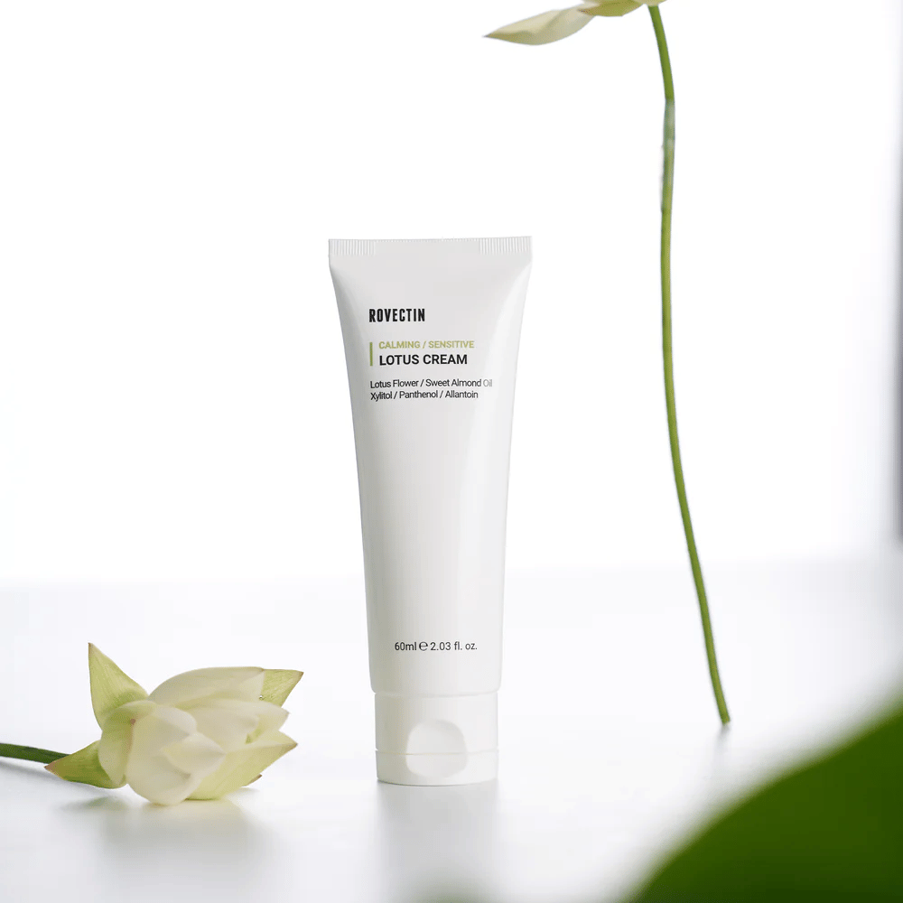 Tubo con Rovectin Crema Lotus per cura lenitiva e pelle sensibile, presentata con un fiore di loto.