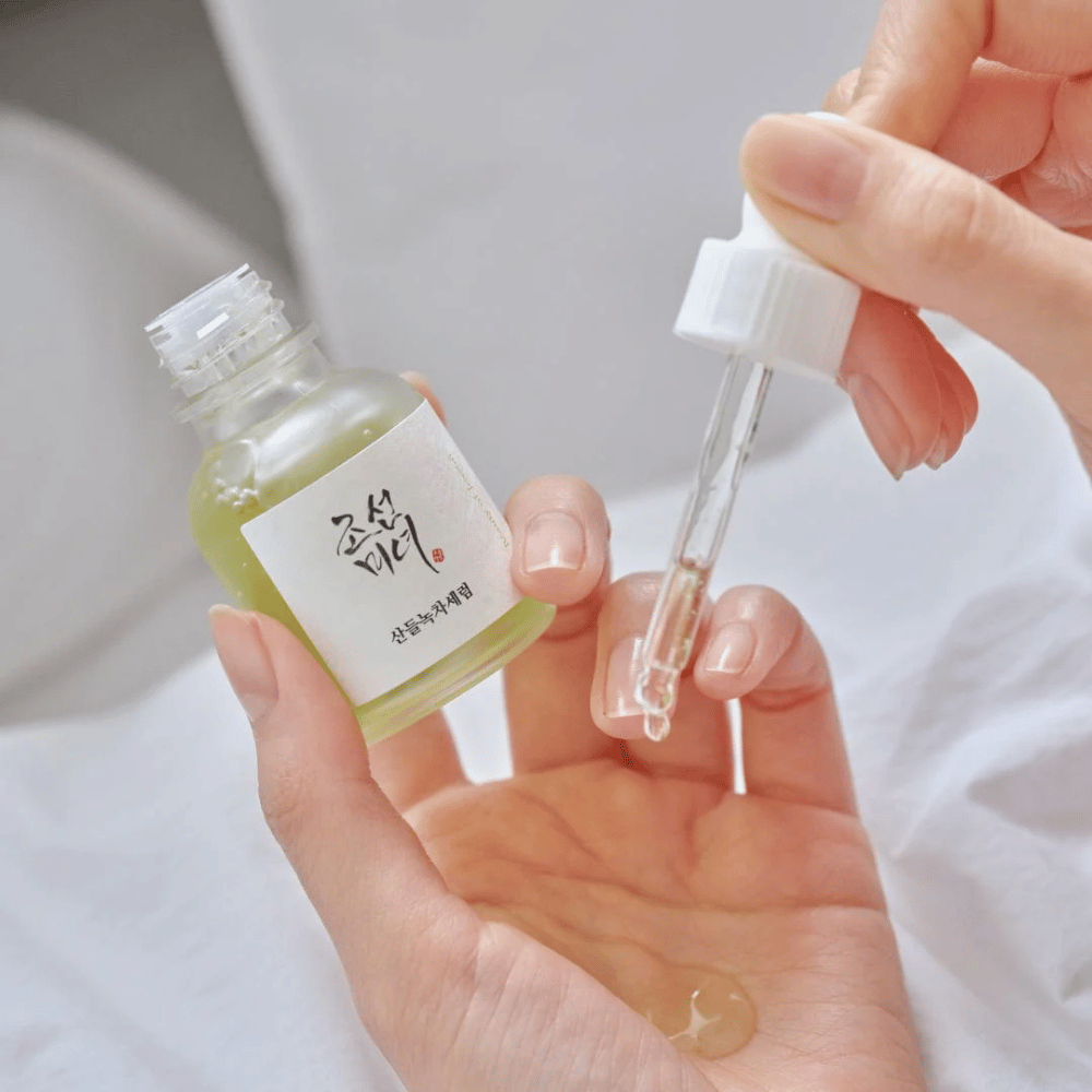 La mano goccia Beauty of Joseon Calming Serum Green Tea + Panthenol sulla pelle – siero coreano lenitivo per pelli sensibili.