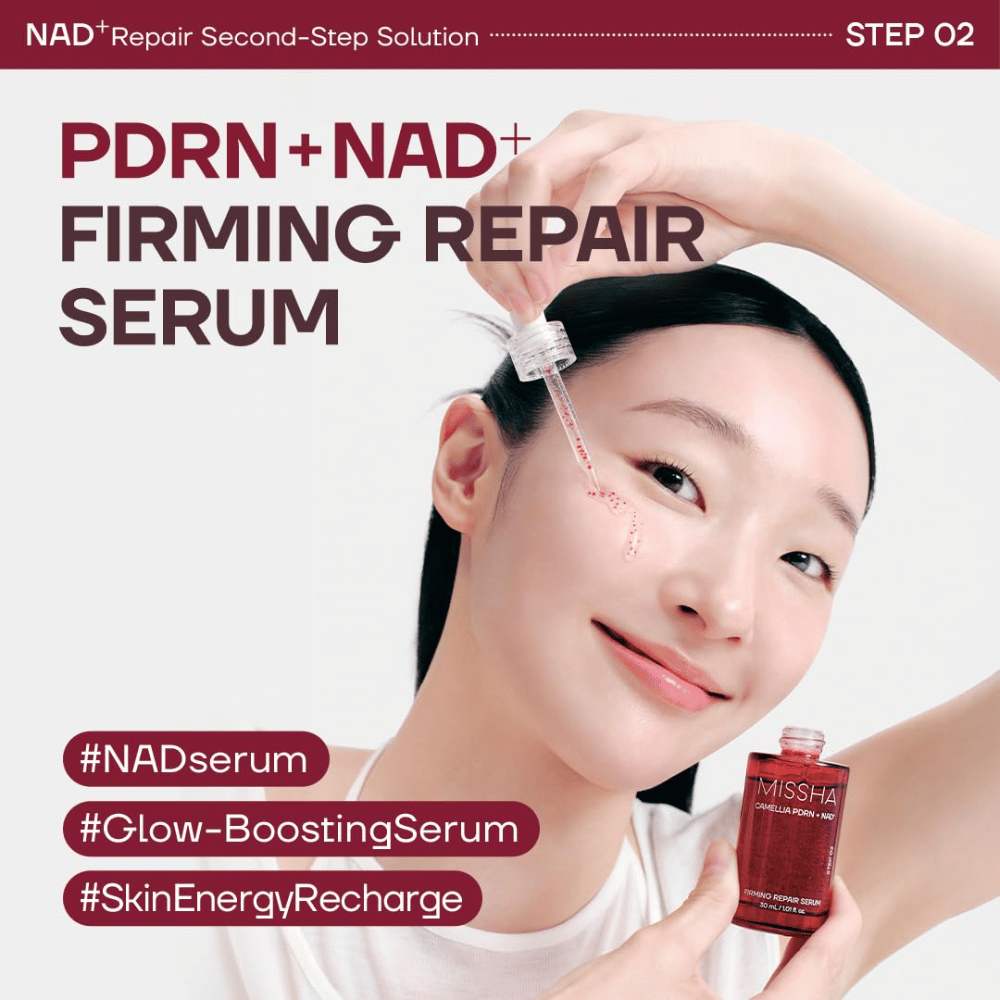6. MISSHA Camellia PDRN NAD+ Firming Repair Serum – modella applica un siero idratante con contagocce sulla guancia per una pelle luminosa