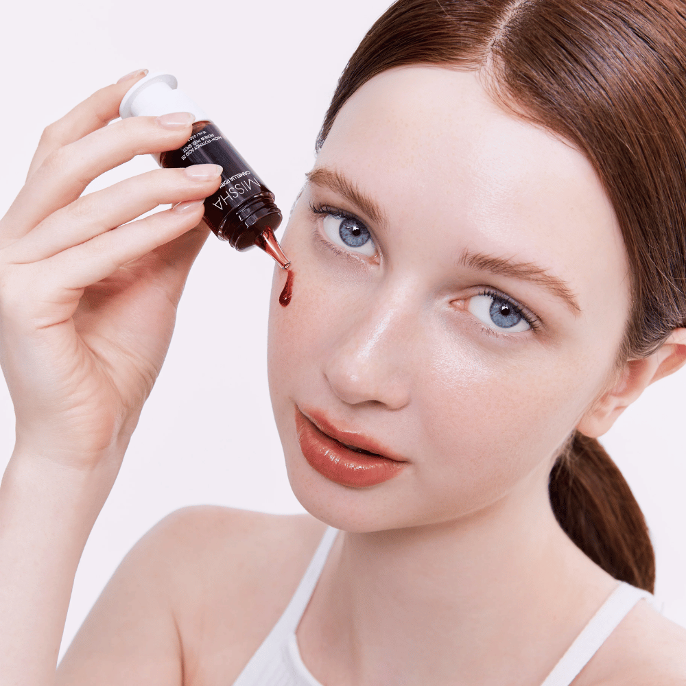 5. MISSHA Camellia PDRN NAD+ High-Potency Acid 25 Renew Peel Shot – peeling viso con formula rossa applicato sulla pelle