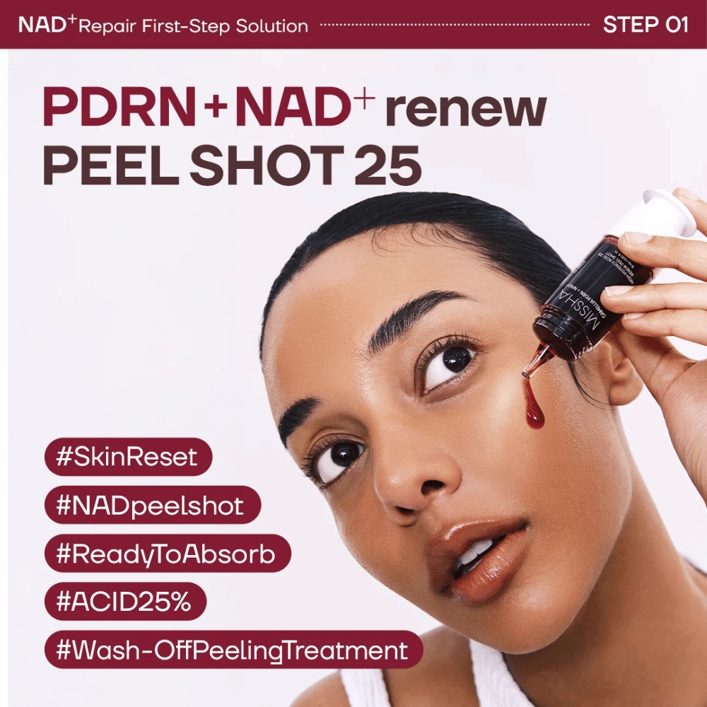 4. MISSHA Camellia PDRN NAD+ High-Potency Acid 25 Renew Peel Shot – modella applica l’esfoliante peeling viso sulla guancia