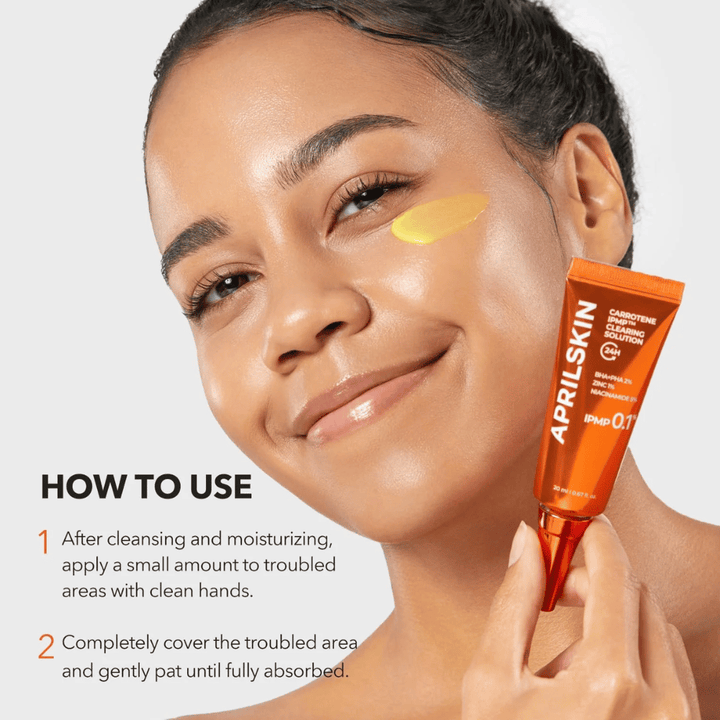 La modella mostra come APRILSKIN Carrotene IPMP Clearing Solution viene utilizzato sulle aree problematiche per acne, punti neri e sfoghi infiammati