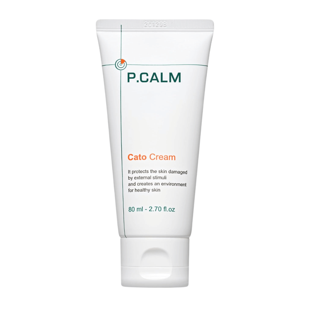 Immagine prodotto scontornata di P.CALM Cato Cream su sfondo chiaro. Il design minimalista del tubetto mette in risalto il profilo puro e lenitivo del prodotto skincare per pelli sensibili.