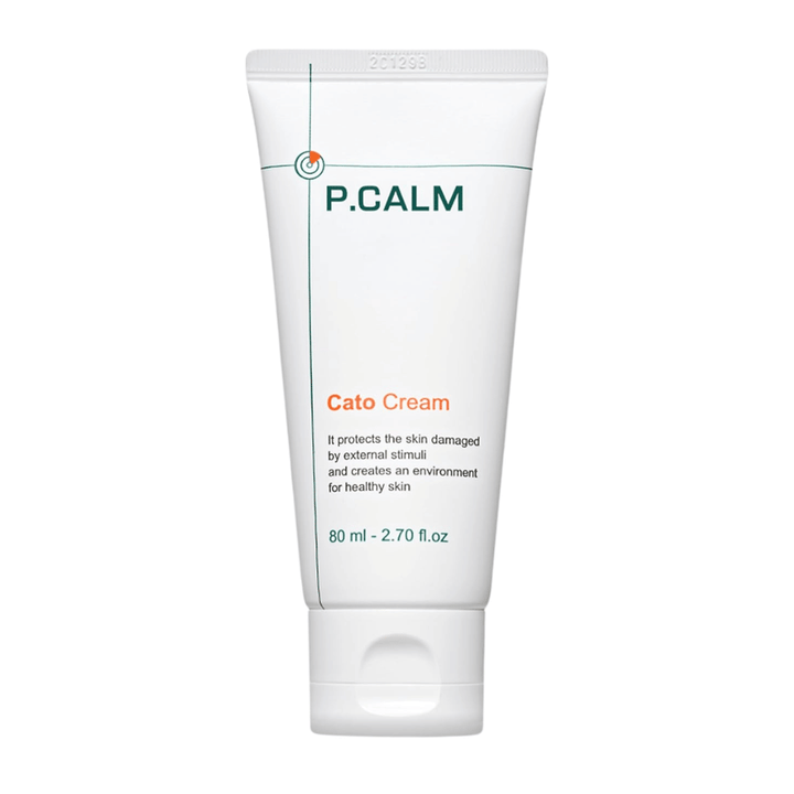 Immagine prodotto scontornata di P.CALM Cato Cream su sfondo chiaro. Il design minimalista del tubetto mette in risalto il profilo puro e lenitivo del prodotto skincare per pelli sensibili.