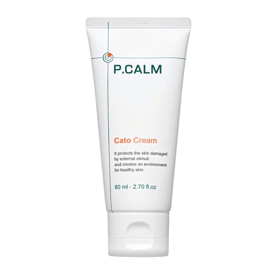 Immagine prodotto scontornata di P.CALM Cato Cream su sfondo chiaro. Il design minimalista del tubetto mette in risalto il profilo puro e lenitivo del prodotto skincare per pelli sensibili.