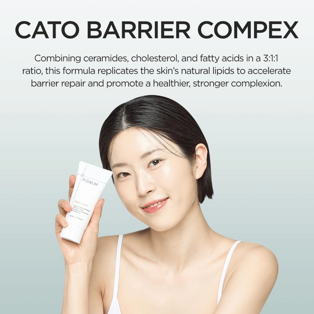 Una modella mostra P.CALM Cato Cream davanti al viso insieme a informazioni su “Cato Barrier Complex”, che combina ceramidi, colesterolo e acidi grassi per rafforzare la barriera cutanea.