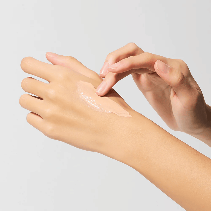 Applicazione della crema occhi Cemenrete Dr.Melaxin sulla mano, contorno occhi  cremoso con calcio ed elastina che si assorbe rapidamente e fornisce un'idratazione intensa.