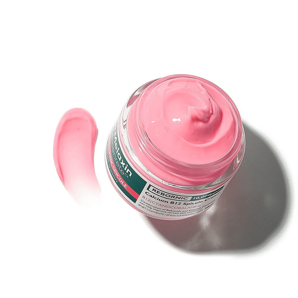 Dr. Melaxin Cemenrete Cyano Pink Spicule Cream con consistenza cremosa rosa che idrata, rafforza la barriera cutanea e migliora la luminosità della pelle.