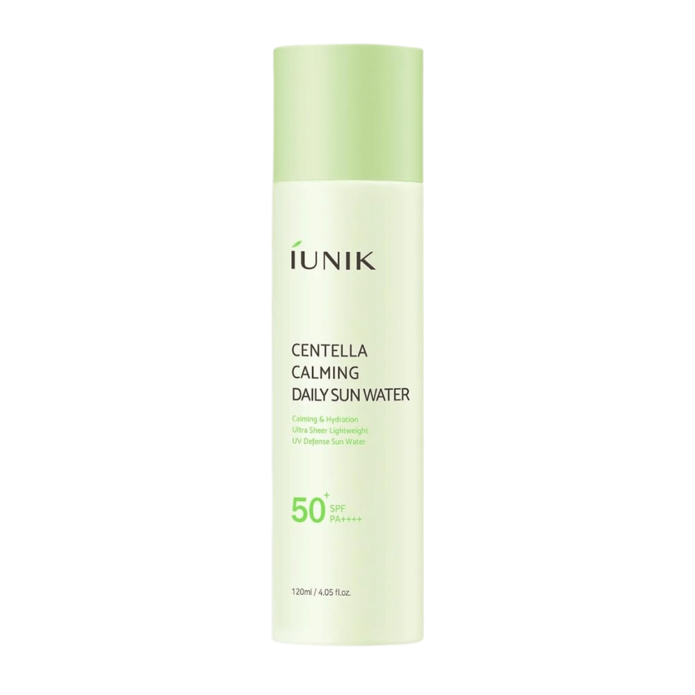 4. iUNIK Centella Calming Daily Sun Water SPF50+ PA++++ 120 ml – protezione solare leggera per il viso con centella asiatica in flacone verde chiaro su sfondo bianco