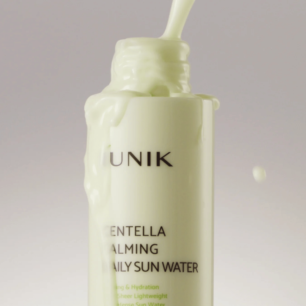 3. iUNIK Centella Calming Daily Sun Water – primo piano della consistenza leggera e cremosa di una protezione solare lenitiva e idratante