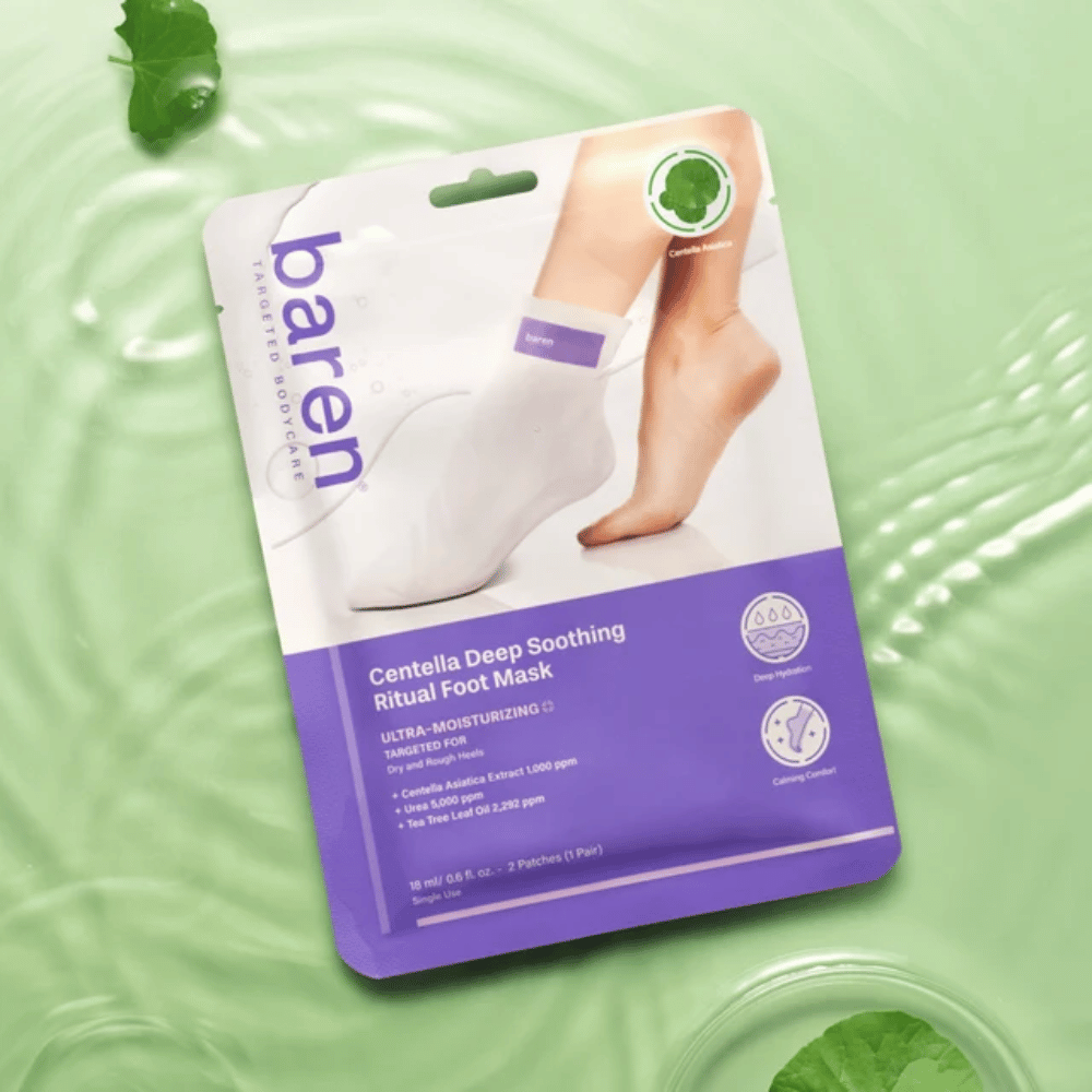 8. Baren Centella Deep Soothing Ritual Foot Mask – confezione con maschera piedi lenitiva su sfondo verde con acqua e foglie di centella