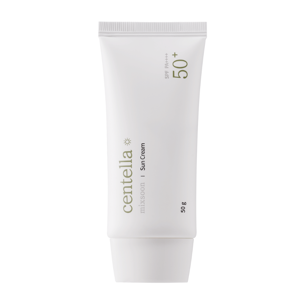 Un tubo bianco di Centella Sun Cream SPF 50+ PA++++. Il tubo è semplice con dettagli di testo verdi che includono il marchio e le informazioni sul prodotto. La confezione contiene 50 g di crema solare.