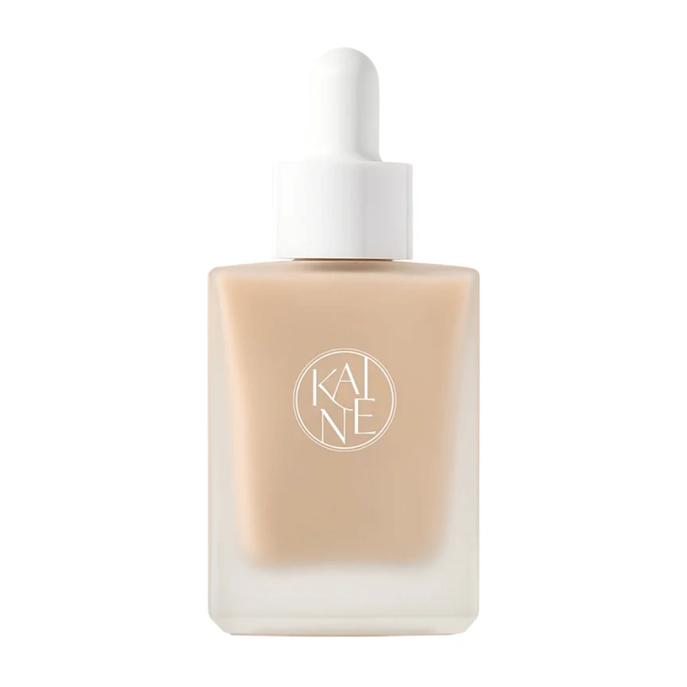 KANE Chaga Collagen Charging Serum in una elegante bottiglia di vetro smerigliato con pipetta bianca. Siero idratante arricchito con collagene ed estratto di chaga per una pelle più soda.