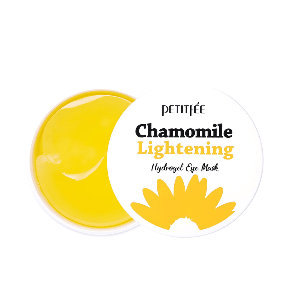 Immagine del prodotto scontornata di PETITFEE Chamomile Lightening Hydrogel Eye Mask con barattolo aperto che mostra i patch in idrogel gialli e l’elegante confezione bianca.