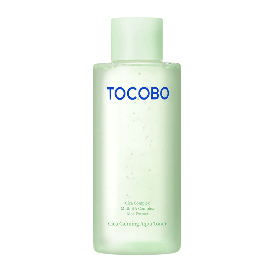 Immagine prodotto scontornata di TOCOBO Cica Calming Aqua Toner con un design minimalista verde chiaro che mette in risalto la sensazione pulita e lenitiva del prodotto.