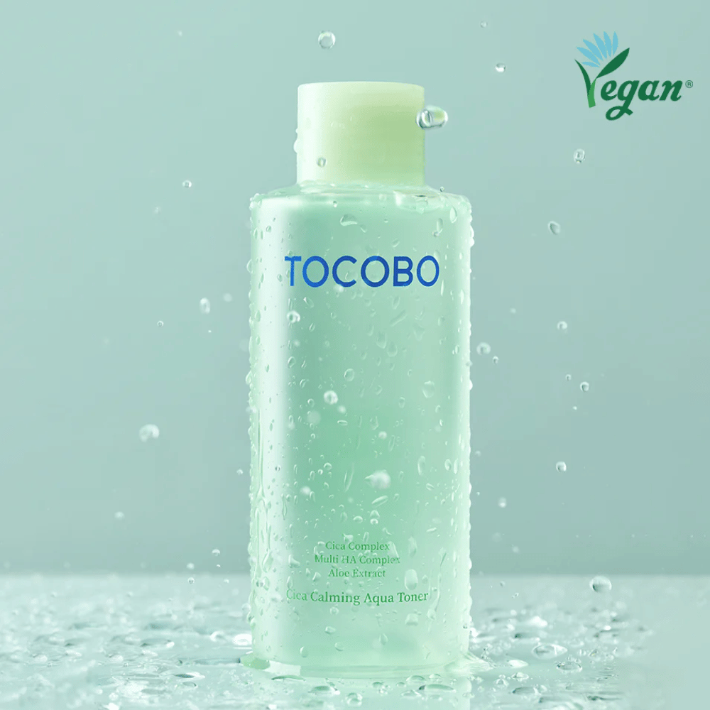 Immagine del prodotto di TOCOBO Cica Calming Aqua Toner circondata da gocce d'acqua che evidenziano le proprietà idratanti e lenitive del tonico per la pelle sensibile.