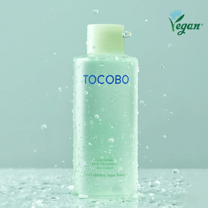 Immagine del prodotto di TOCOBO Cica Calming Aqua Toner circondata da gocce d'acqua che evidenziano le proprietà idratanti e lenitive del tonico per la pelle sensibile.