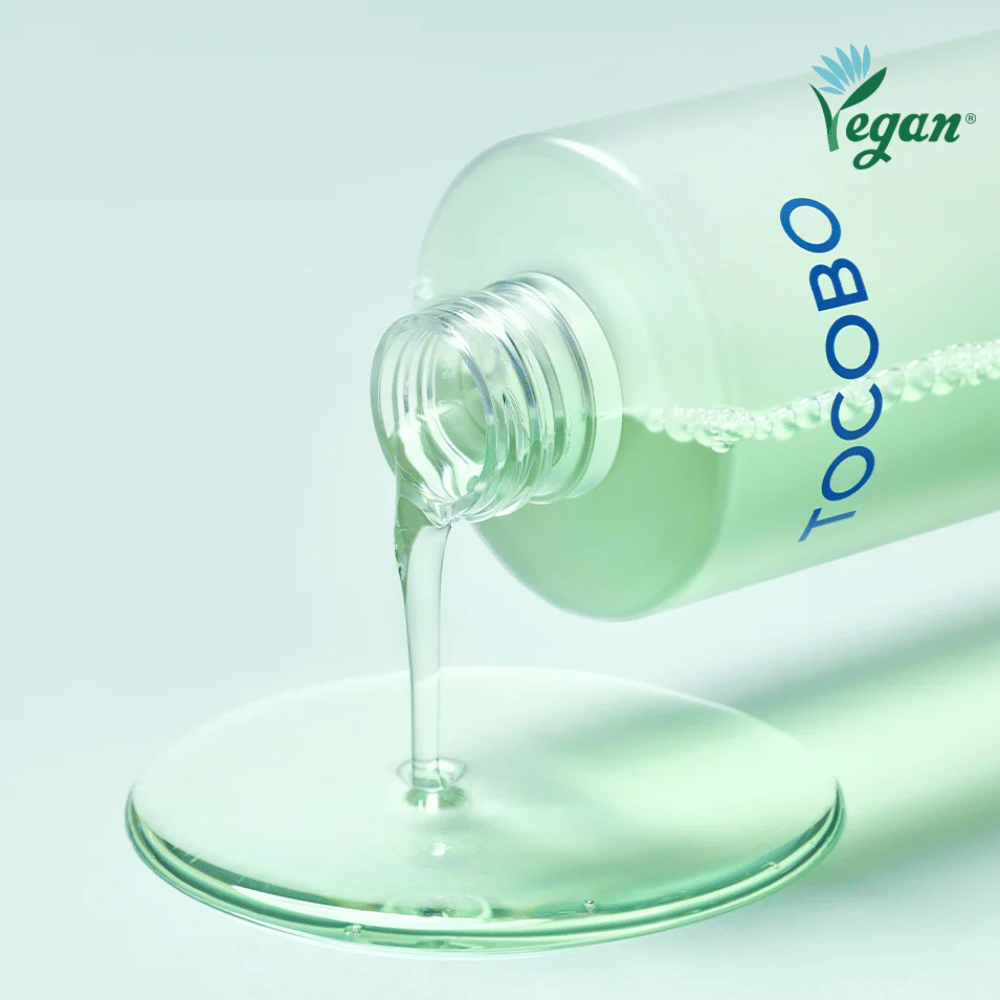 Primo piano di TOCOBO Cica Calming Aqua Toner versato per mettere in evidenza la consistenza chiara, leggera e rinfrescante del prodotto.