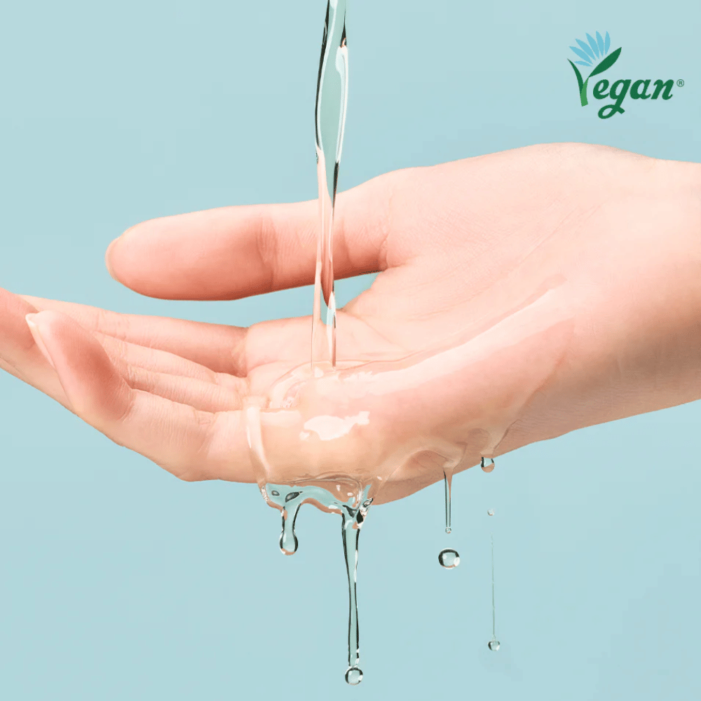Immagine della texture in cui la formula leggera e acquosa viene mostrata nella mano per evidenziare l'assorbimento rapido e una sensazione fresca e idratante sulla pelle.