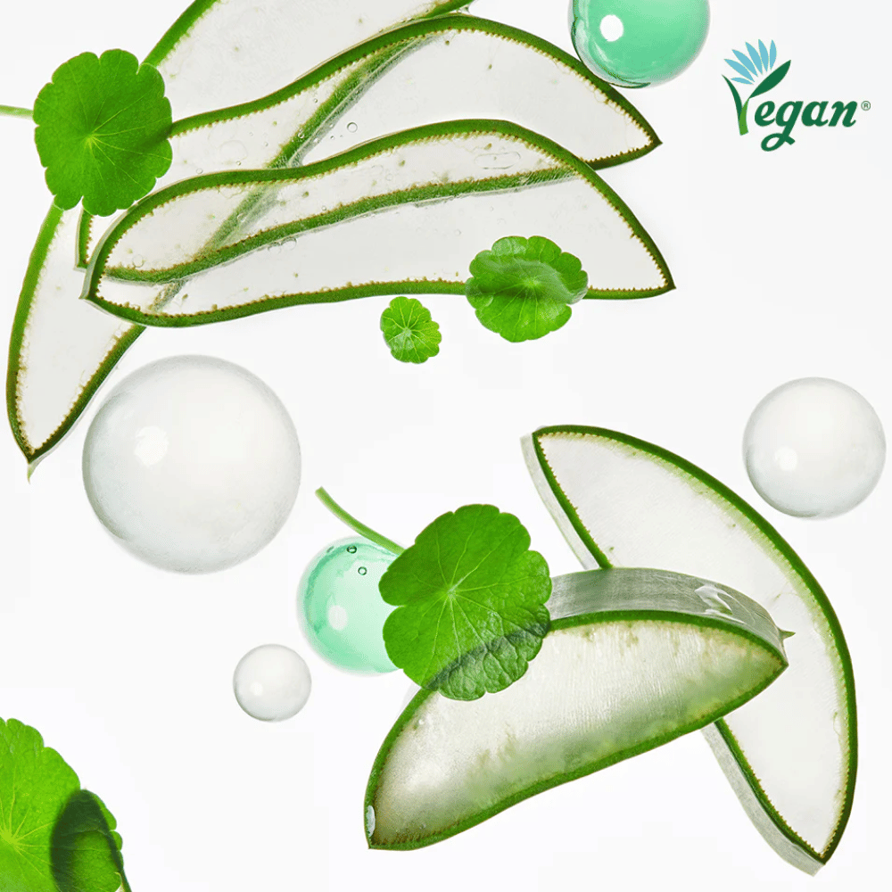 Immagine degli ingredienti che mostra estratti vegetali lenitivi e idratanti come aloe vera e centella asiatica insieme al marchio vegano e a fresche bolle d'acqua che simboleggiano l'idratazione.