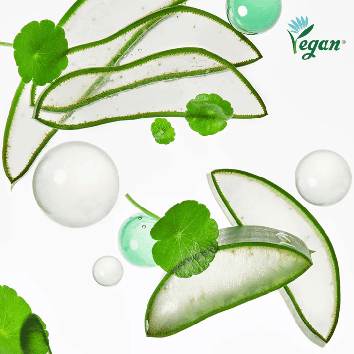 Immagine degli ingredienti che mostra estratti vegetali lenitivi e idratanti come aloe vera e centella asiatica insieme al marchio vegano e a fresche bolle d'acqua che simboleggiano l'idratazione.