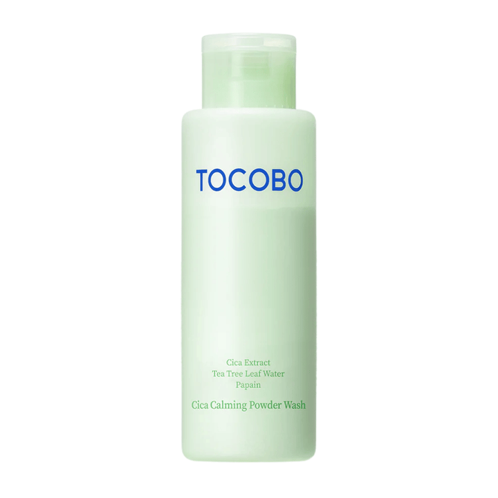 TOCOBO Cica Calming Powder Wash che esfolia delicatamente e rafforza la barriera cutanea.