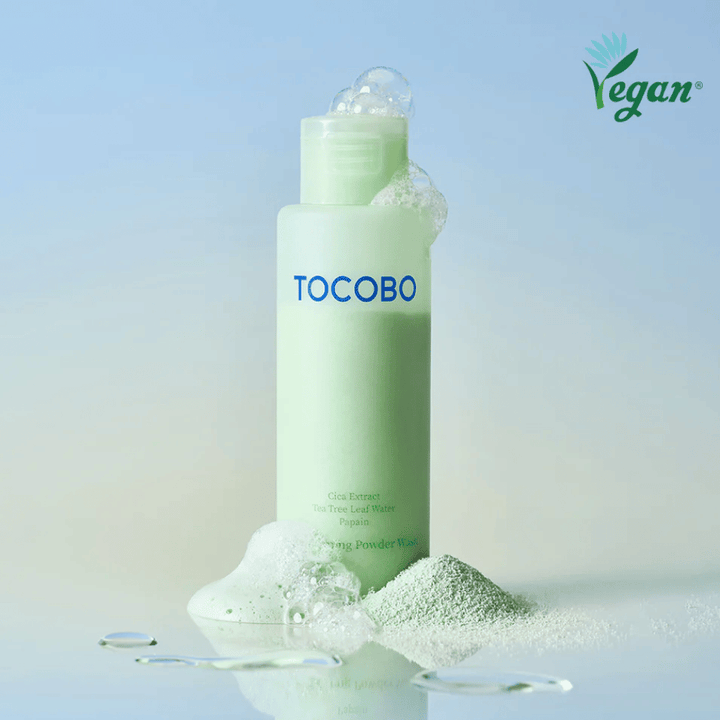 TOCOBO Cica Calming Powder Wash che produce una leggera schiuma e rimuove le impurità mentre lenisce la pelle.
