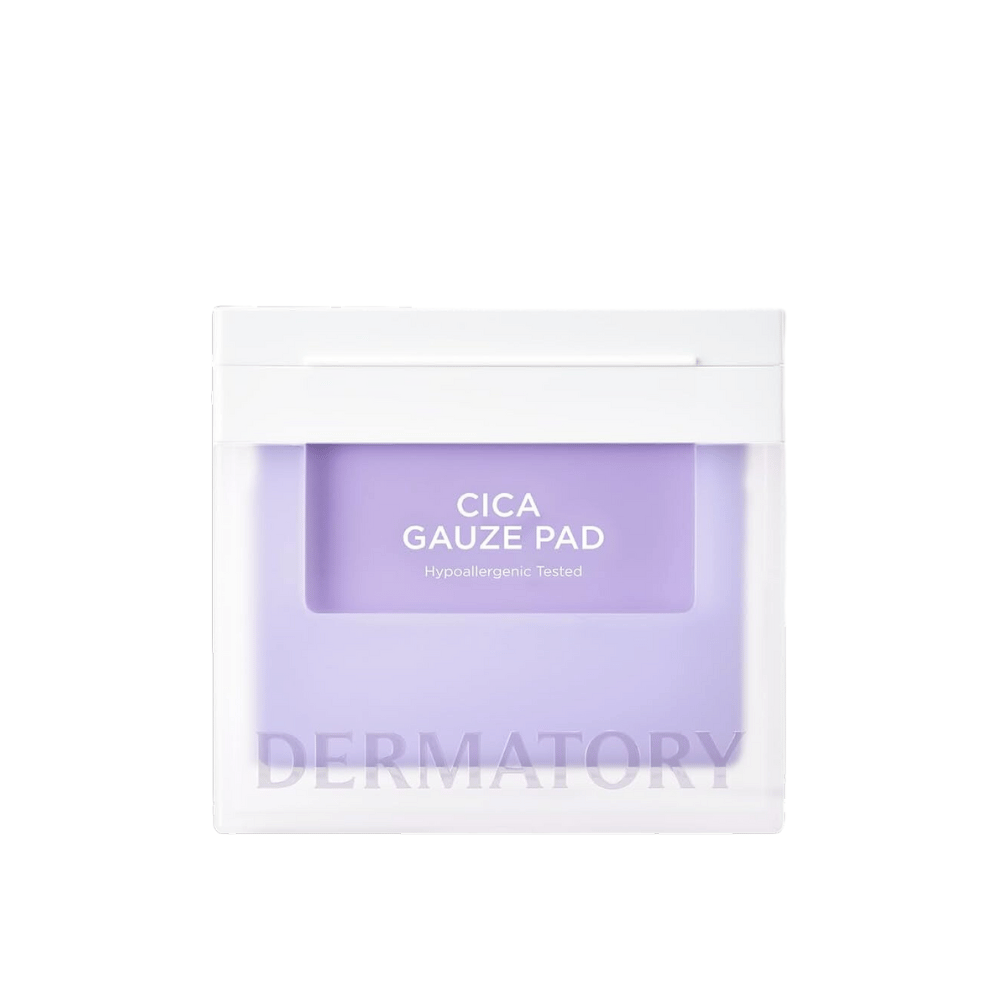 Confezione di Cica Gauze Pad, prodotto testato ipoallergenico da Dermatory. Progettato per calmare la pelle e rafforzarne la barriera. Confezione minimalista viola e bianca.
