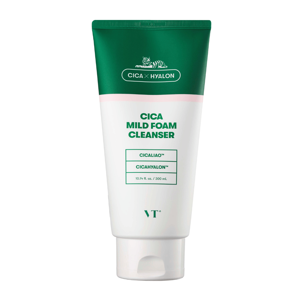 VT Cica Mild Foam Cleanser i en grön och vit tub mot vit bakgrund. Förpackningen visar ingredienserna CICALIAO™ och CICAHYALON™, samt att produkten innehåller 300 ml.