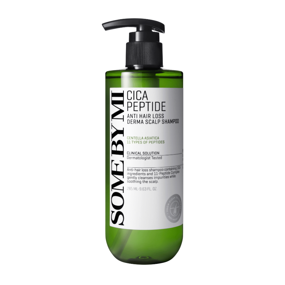 SOME BY MI Cica Peptide Anti Hair Loss Derma Scalp Shampoo in bottiglia di plastica verde con pompa nera ed etichetta bianca con testo nero.