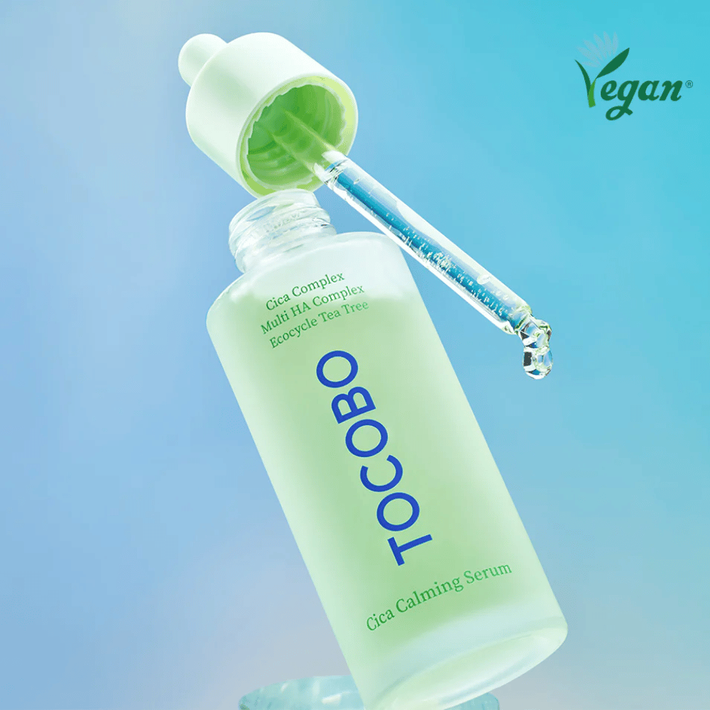 TOCOBO Cica Calming Serum con pipetta su sfondo blu, siero K-beauty facilmente assorbente che rafforza la barriera cutanea e adatto per pelle sensibile, grassa e incline all'acne.
