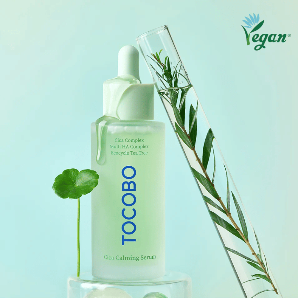 TOCOBO Cica Calming Serum insieme a foglie di cica e tea tree, siero coreano vegano che calma i rossori, idrata in profondità ed equilibra la pelle.