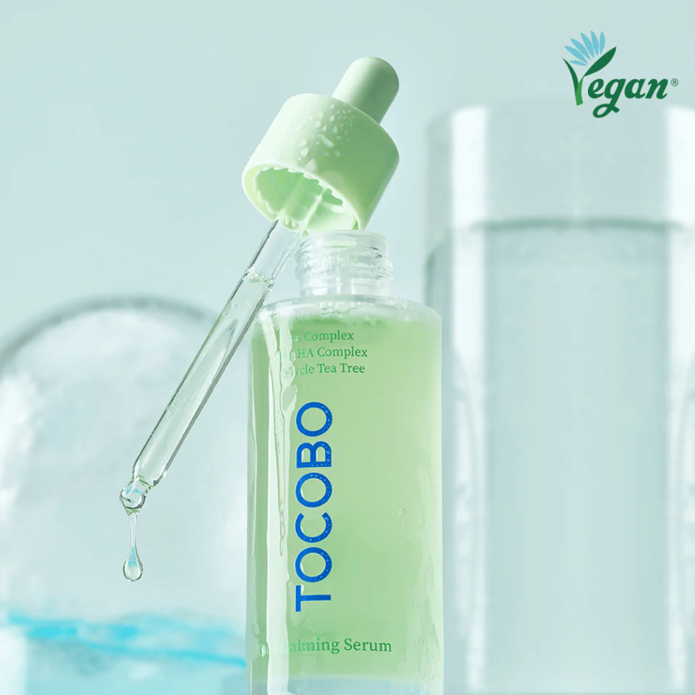Primo piano di TOCOBO Cica Calming Serum con pipetta e gocce, siero viso idratante e lenitivo con cica, complesso multi HA e tea tree per pelle sensibile.