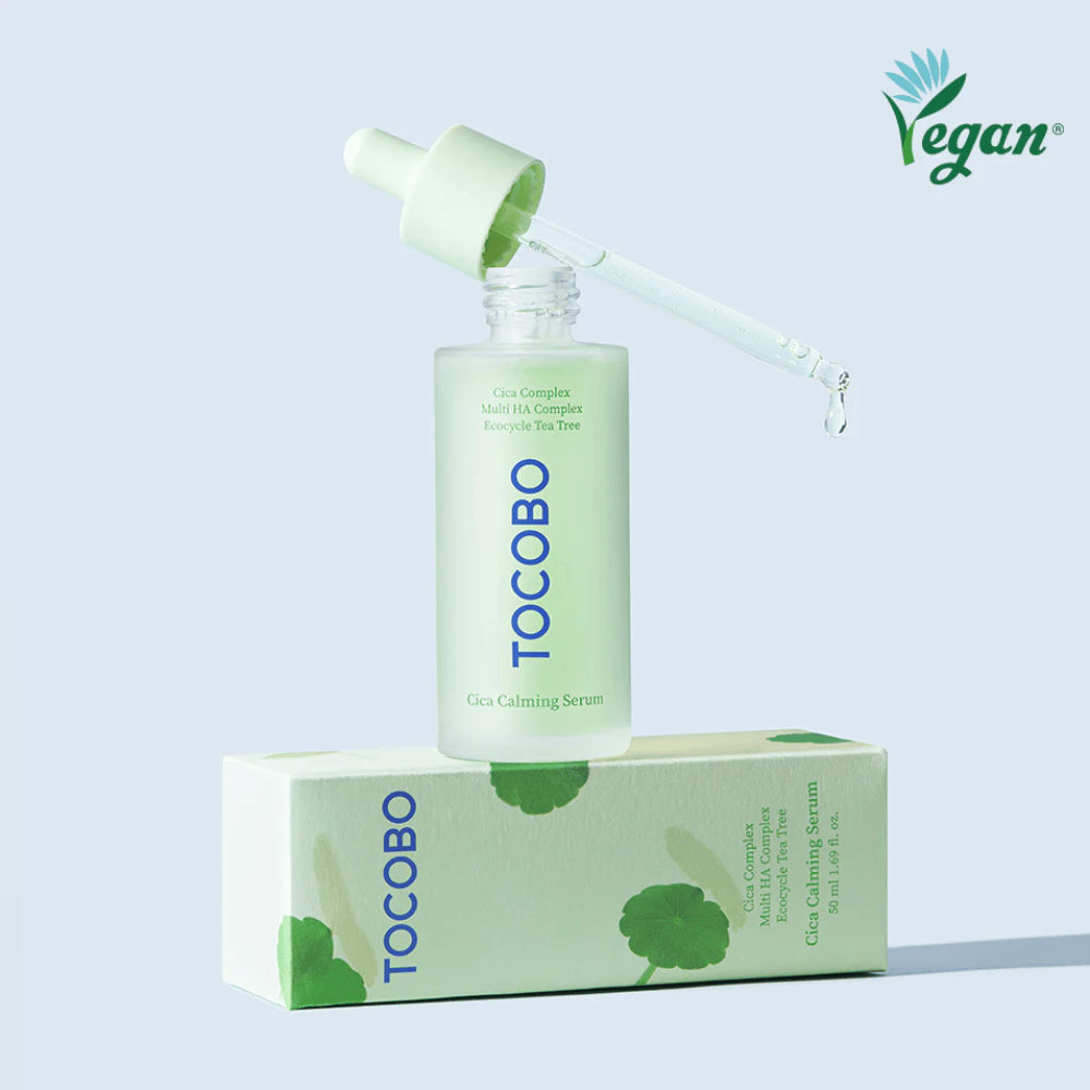 TOCOBO Cica Calming Serum posizionato sulla confezione del prodotto con pipetta, siero leggero e lenitivo K-beauty per pelle irritata e incline all'acne, formula vegana con complesso di cica.