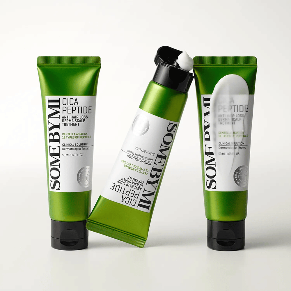 Tre tubi di SOME BY MI Cica Peptide Anti Hair Loss Derma Scalp Treatment in verde e bianco, di cui un tubo è aperto con crema bianca visibile.