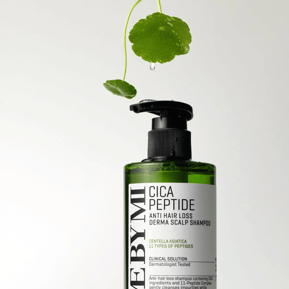 Bottiglia con SOME BY MI Cica Peptide Anti Hair Loss Derma Scalp Shampoo in verde con pompa nera ed etichetta bianca, circondata da foglie di centella e una goccia d'acqua.