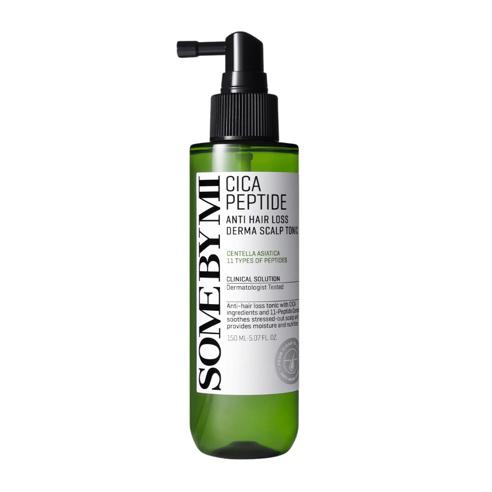 SOME BY MI Cica Peptide Anti Hair Loss Derma Scalp Tonic in una bottiglia verde con ugello spray nero ed etichetta bianca, mostrato su sfondo bianco.