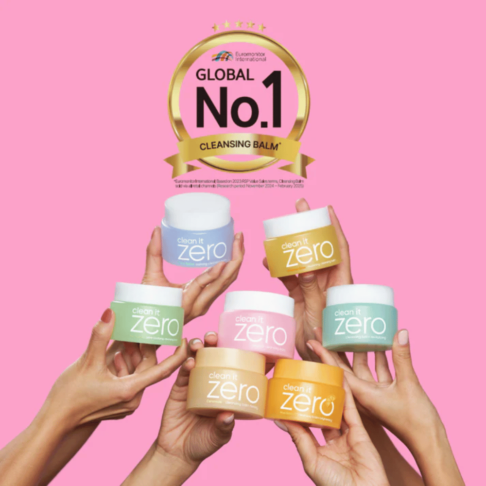 Balsami detergenti Clean It Zero in diverse varianti tenuti insieme con etichetta Global No.1 Cleansing Balm, popolare detergente coreano per tutti i tipi di pelle.
