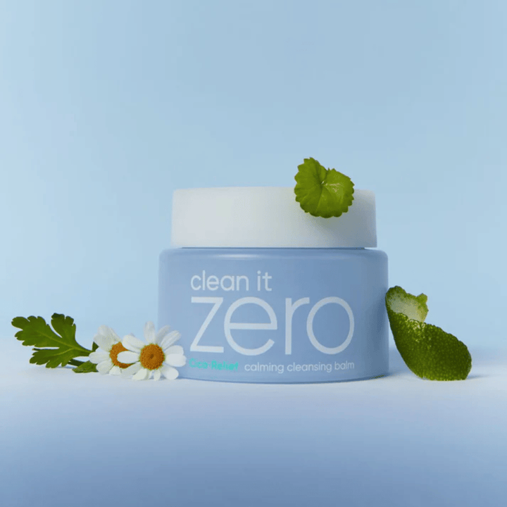 Clean It Zero Cica-Relief Calming Cleansing Balm posizionato con piante e fiori, illustra una pulizia delicata con CICA lenitivo per pelle sensibile e irritata.