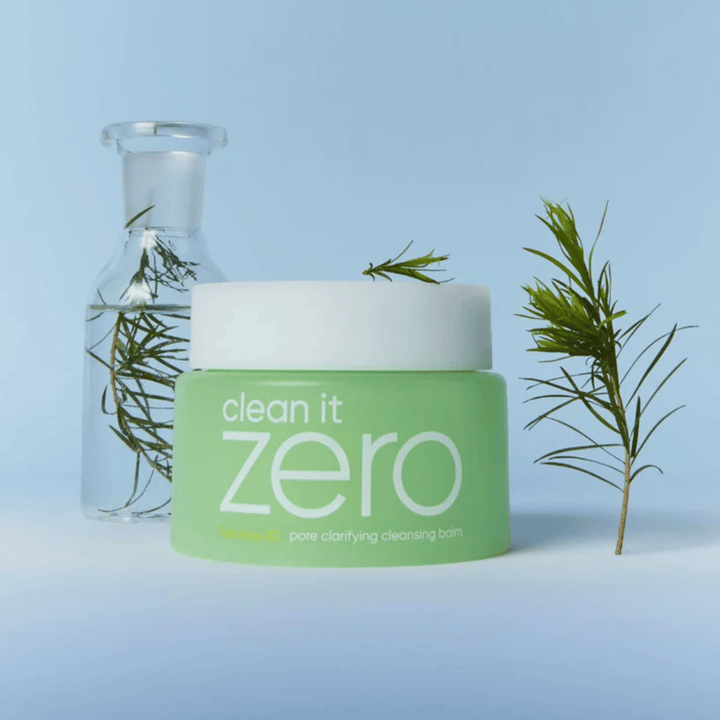 Immagine del prodotto di Clean It Zero Pore Clarifying Cleansing Balm con ispirazione da tea tree, un balsamo struccante che scioglie trucco e impurità mentre pulisce delicatamente i pori.