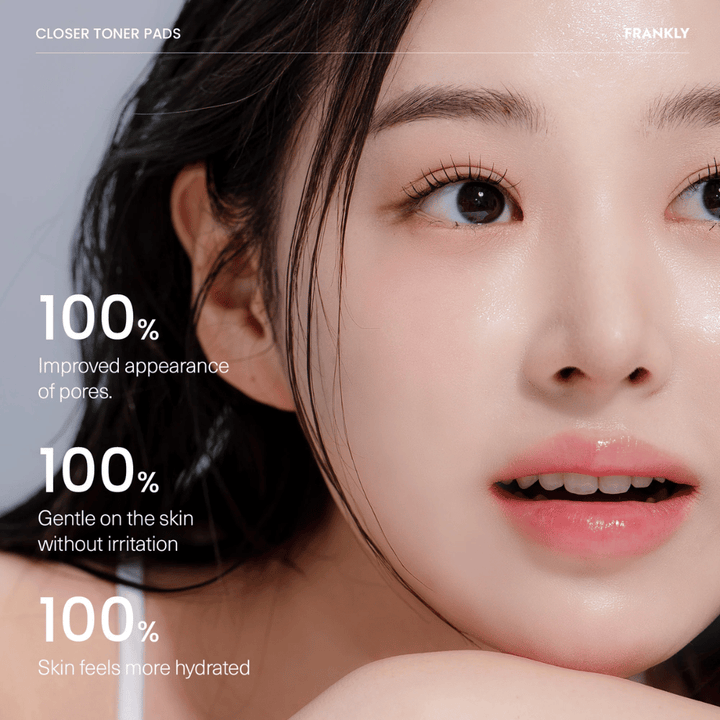 Kvinna med FRANKLY Closer Toner Pads visar resultat: 100 % förbättrad porstruktur, 100 % återfuktad hud och 100 % utan irritation.