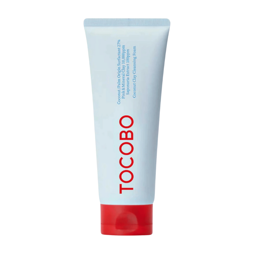 Il tubo di TOCOBO Coconut Clay Cleansing Foam è visibile. Il tubo è azzurro chiaro con un tappo rosso e la scritta "TOCOBO" in grandi lettere sul davanti. Il prodotto è descritto come una schiuma detergente all'argilla di cocco e contiene ingredienti naturali.